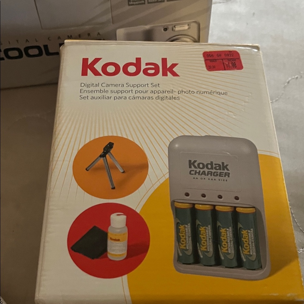 Kodak White Charger with Yellow-Accented AA Batteries